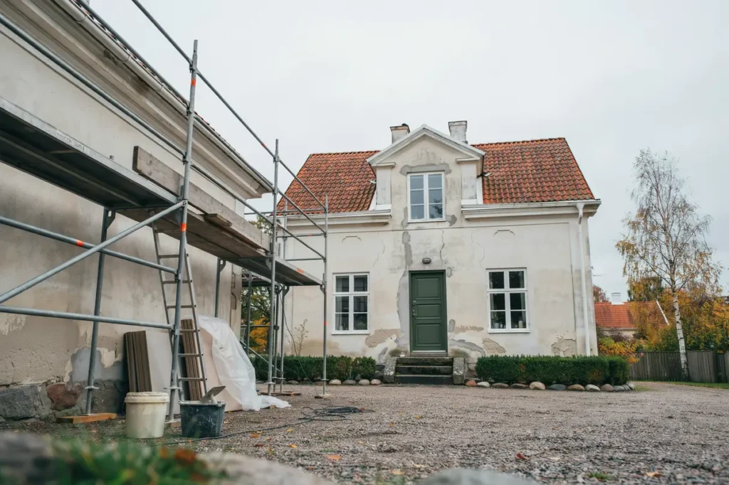 fasadrenovering p villa n r putsen beh ver lagas vad som kostar mest och hur du planerar r tt